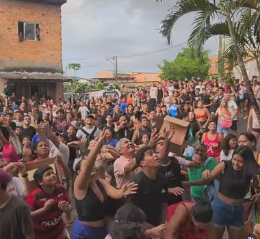 Imagem - Crianças disputam bombons e geram tumulto no Dia de São Cosme e Damião em Belém; veja