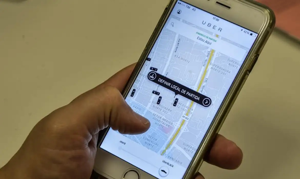A controvérsia é conhecida como uberização das relações de trabalho.