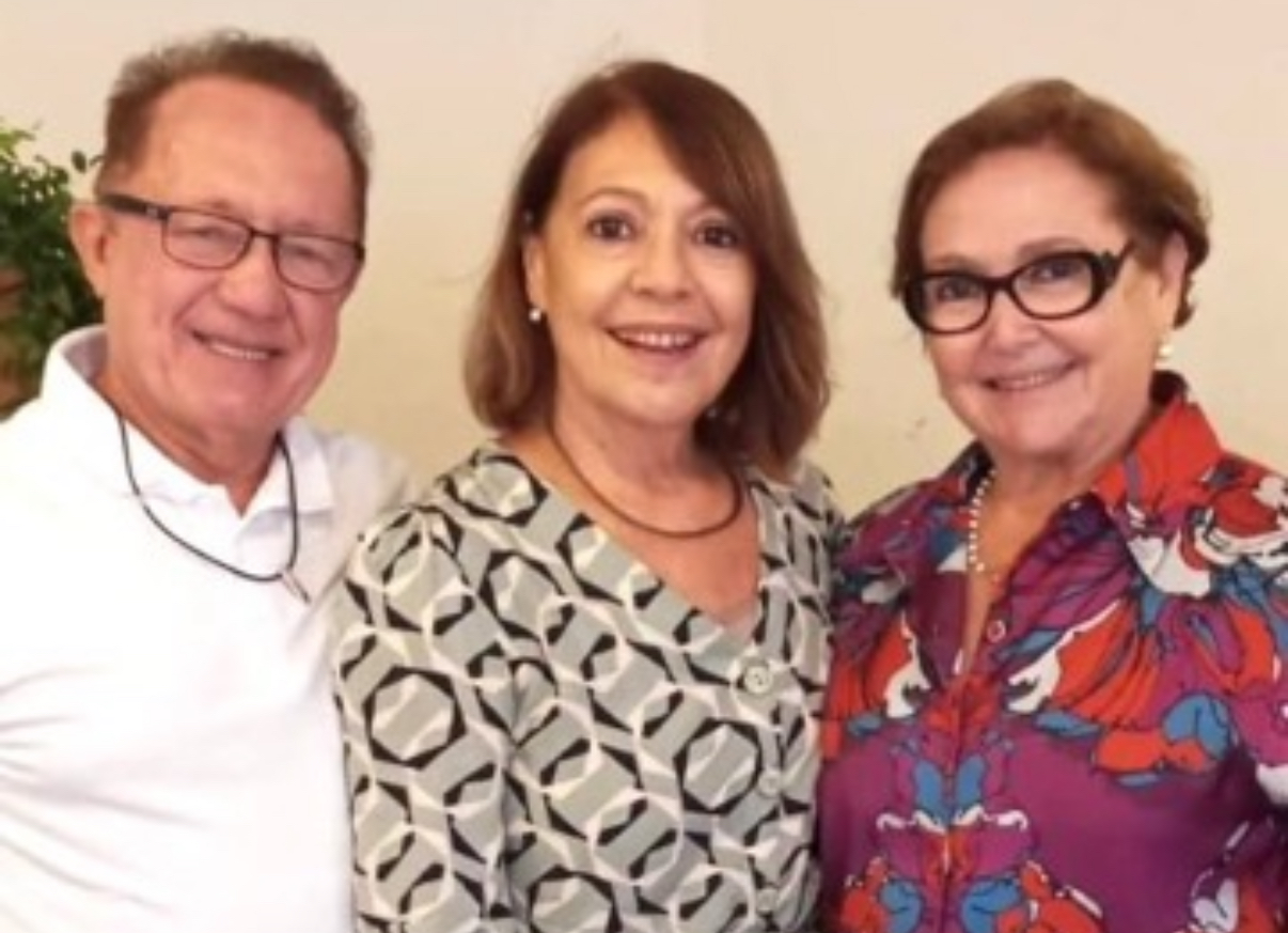 O aniversariante, Ronaldo Alves, com Eleonora Figueiredo e com a esposa, a pediatra Cristina Alves.
