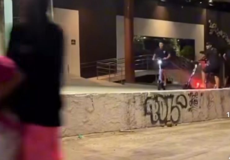 Patinete sendo usado como skate em Natal