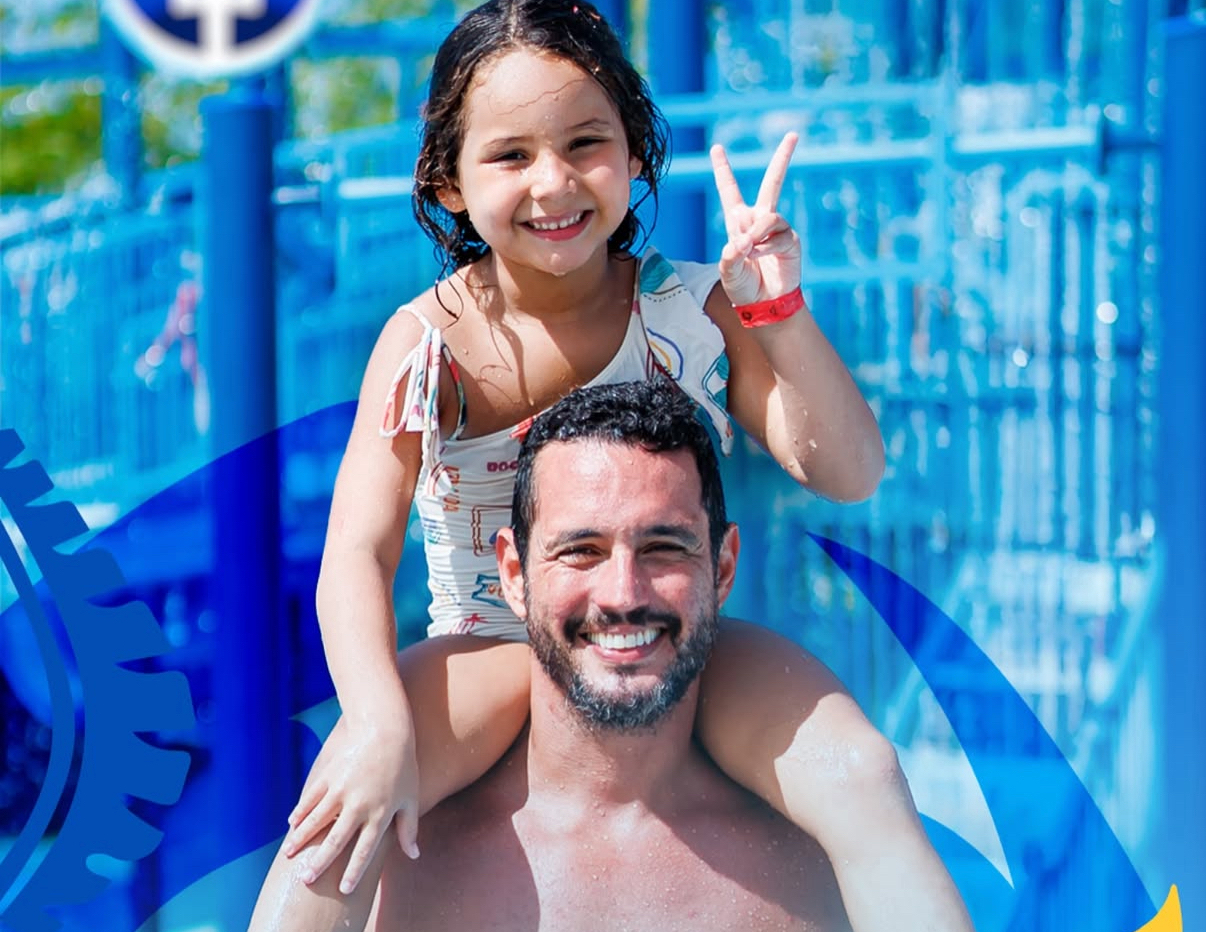 Ricardo Chamie e filha, relaxando e colecionando momentos inesquecíveis no Aqualand Resort. Até novembro, o resort oferecerá preços especiais em suas hospedagens. Será diversão pura na praia artificial, piscinas e no parque aquático kids, completo.


