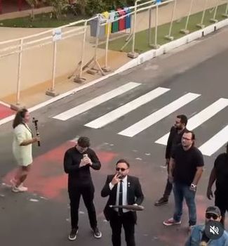 Imagem - Vereador Zezinho Lima causa polêmica ao levar porrete à Parada LGBTI+ em Belém