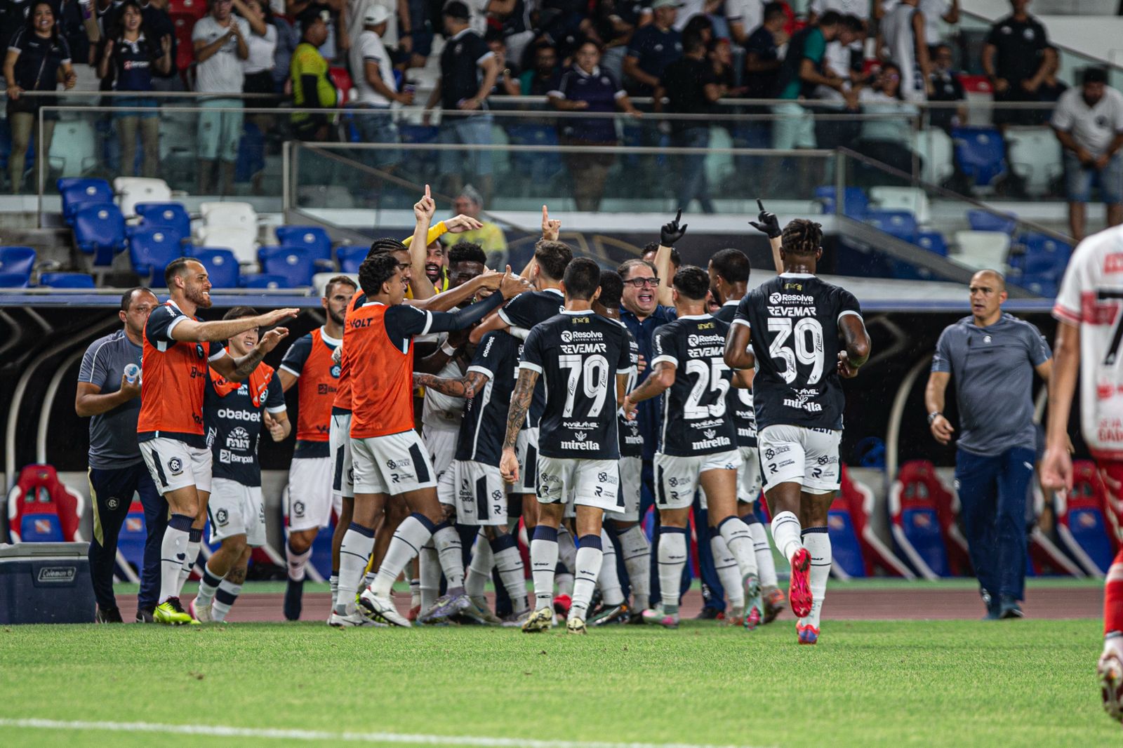 Jogadores comemorando com o novo treinador -