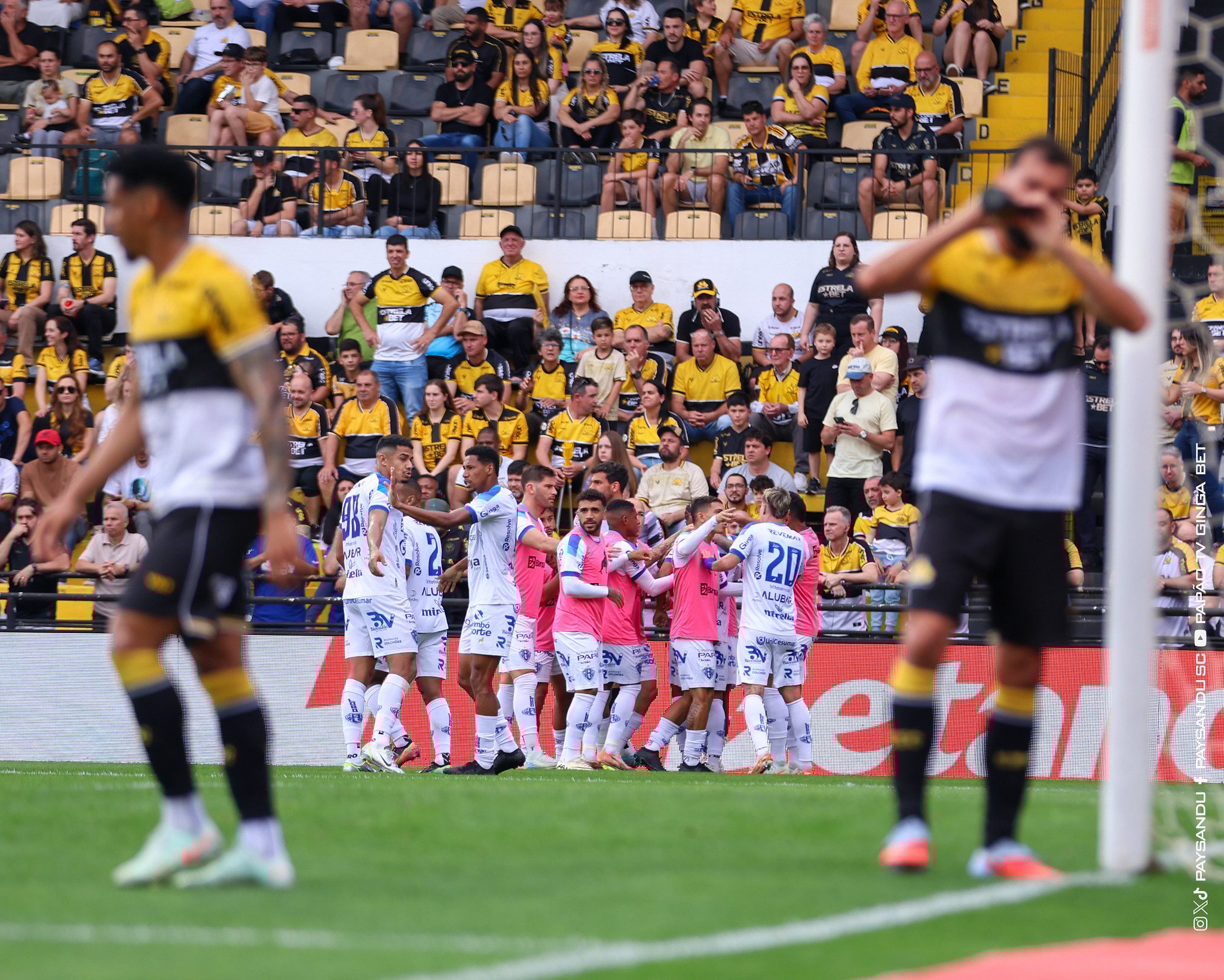 Jogadores do Paysandu comemoram um dos gols da vitória