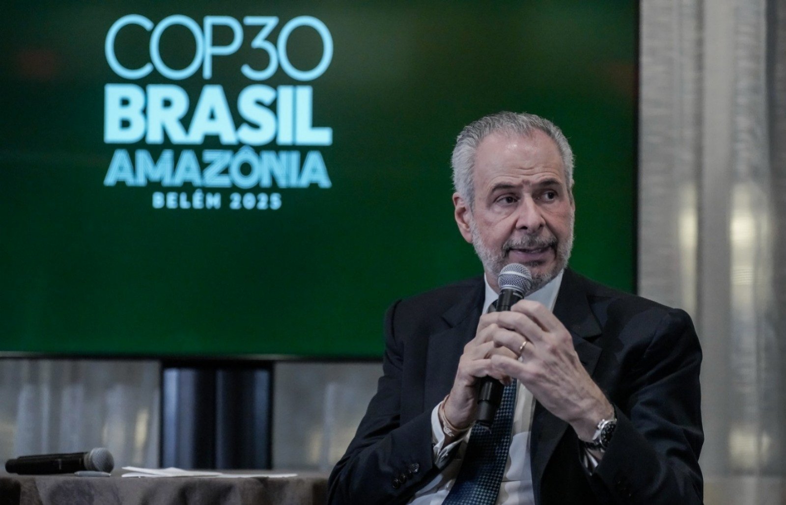 O embaixador André Corrêa do Lagom em reunião com representantes da indústria internacional, na Semana do Clima de Nova York.