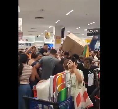 Imagem - Vídeo: Clientes geram tumulto durante inauguração de supermercado em Belém