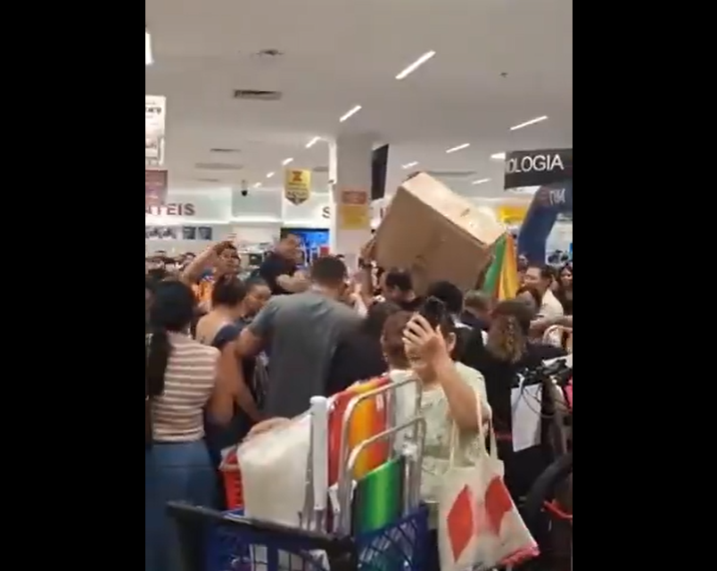 Imagem - Vídeo: Clientes geram tumulto durante inauguração de supermercado em Belém