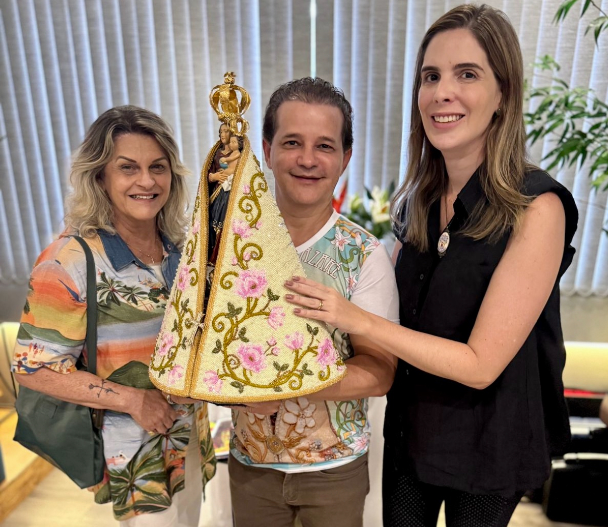 Dr. Tofolo Jr com a colunista e Nathalia Proença, da Asa Comunicação 