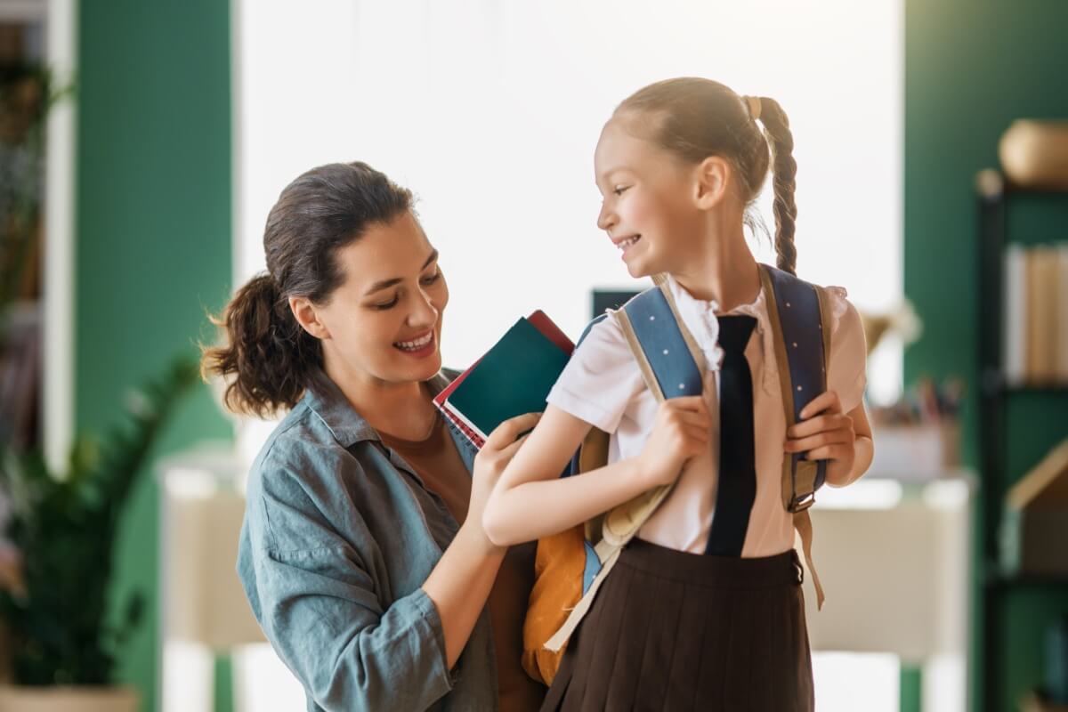 A escola deve contribuir para o desenvolvimento da criança (Imagem: Yuganov Konstantin | Shutterstock)