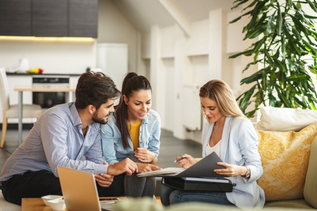 Antes de investir, é importante conhecer o fundo de investimento imobiliário e se ele combina com o seu perfil (Imagem: BalanceFormCreative | Shutterstock)