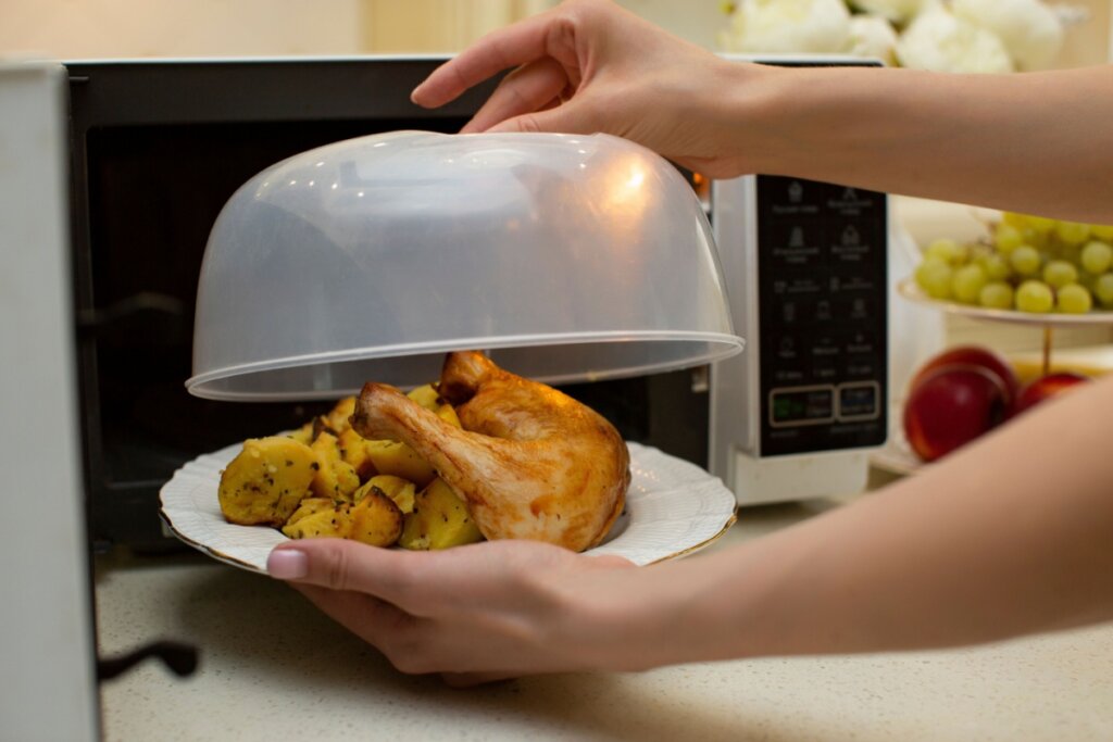 Ao aquecer o alimento, cubra com uma tampa adequada que tenha passagem para o vapor (Imagem: Anastezia_sib | Shutterstock)