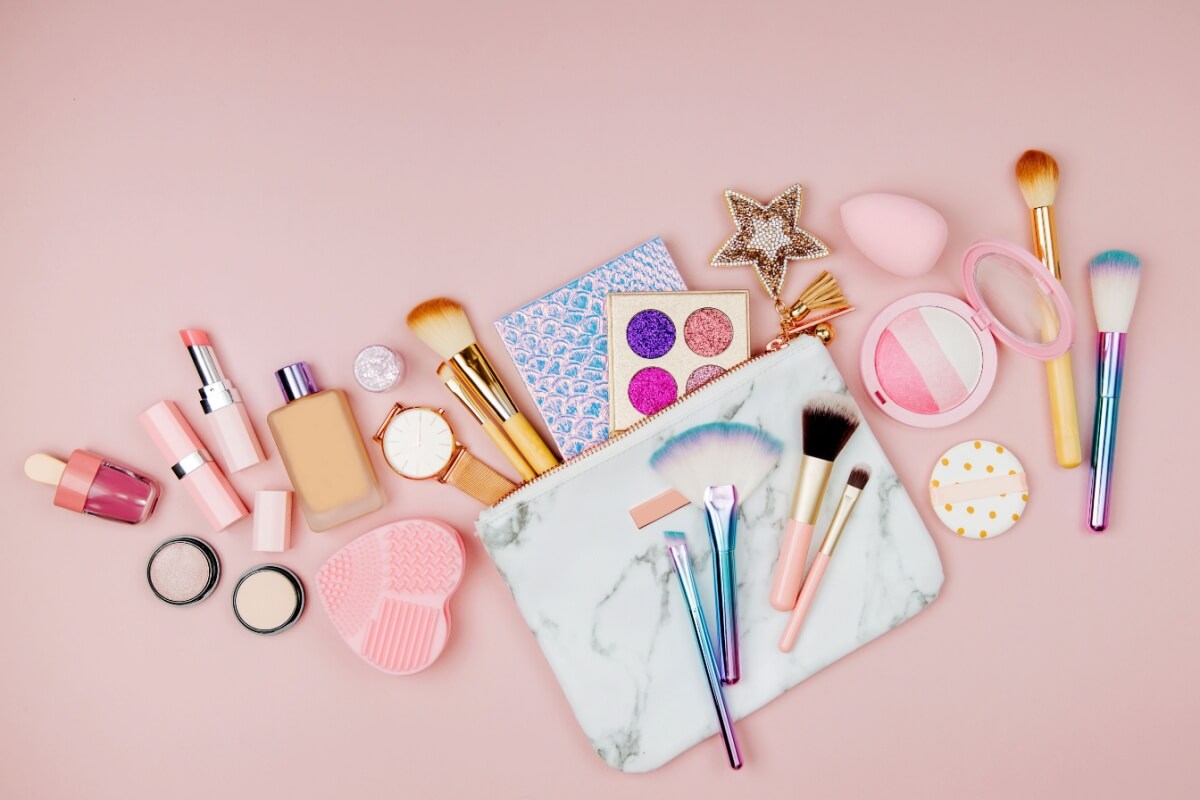 Muito além de uma moda, o kawaii se firma como um estilo que integra encantamento visual e performance real nos cuidados de beleza (Imagem: Igisheva Maria | Shutterstock)