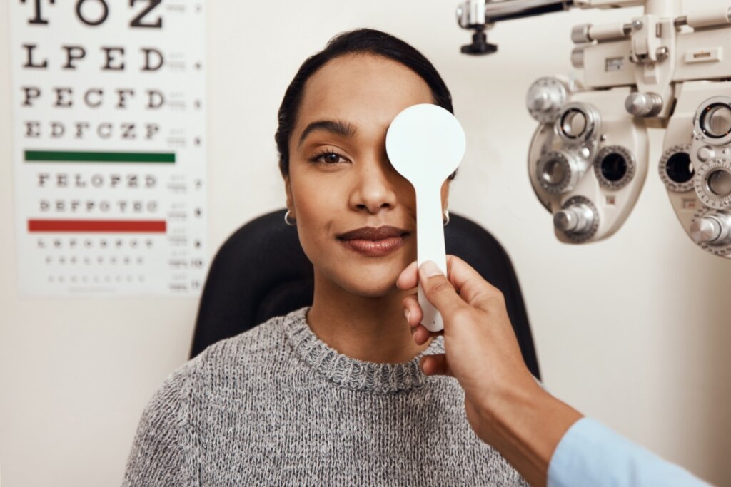 Na oclusão venosa ocular acontece o bloqueio parcial ou total de uma veia da retina (Imagem: PeopleImages.com &#8211; Yuri A | Shutterstock)