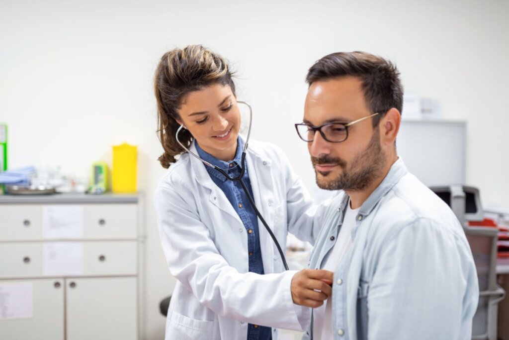 O coração tem interface com inúmeros órgãos do corpo, por isso problemas cardíacos podem gerar sintomas inesperados (Imagem: Photoroyalty | Shutterstock)