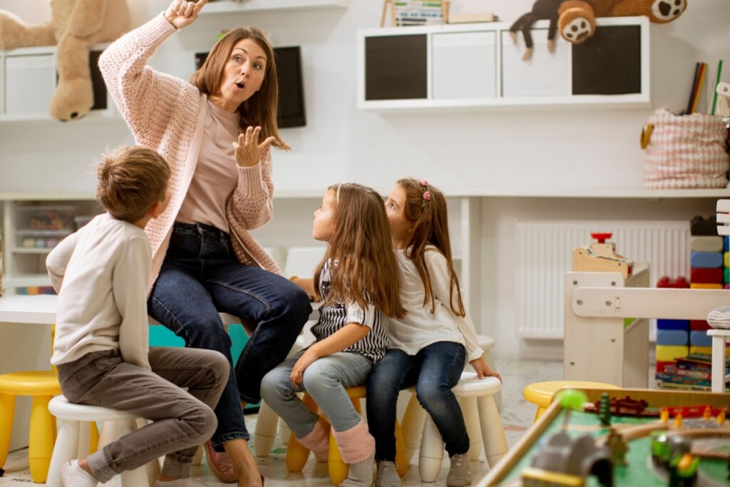 O programa pedagógico da escola deve incluir interações em grupo (Imagem: BGStock72 | Shutterstock)