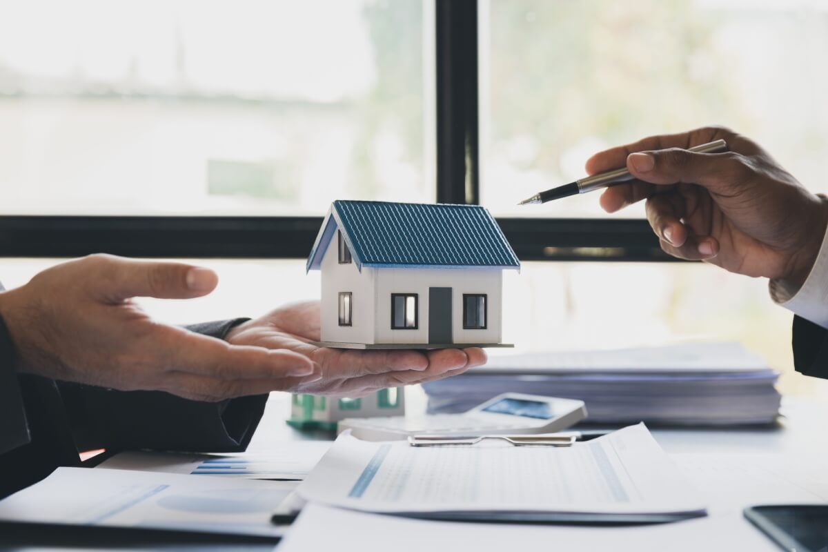 Os Fundos de Investimento Imobiliário podem ajudar a garantir uma renda extra todos os meses (Imagem: KorArkaR | Shutterstock)