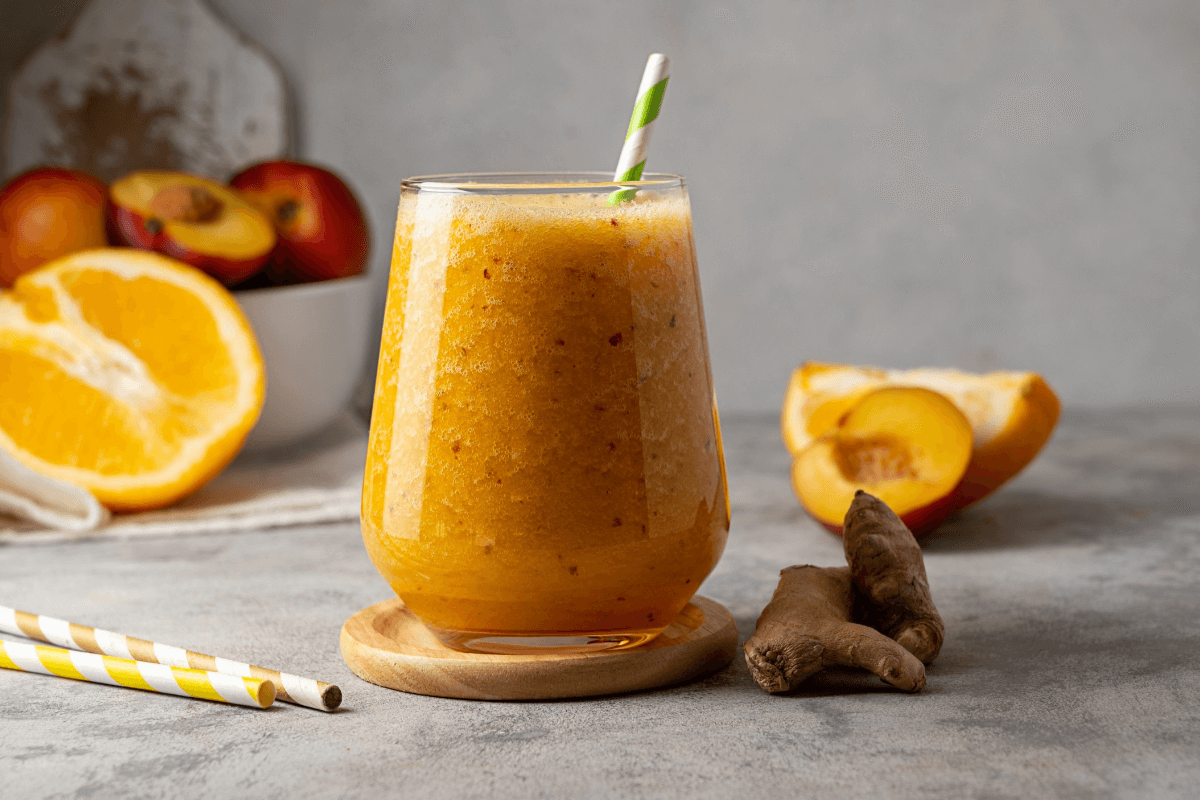 Suco de pêssego com gengibre (Imagem: Erhan Inga | Shutterstock)