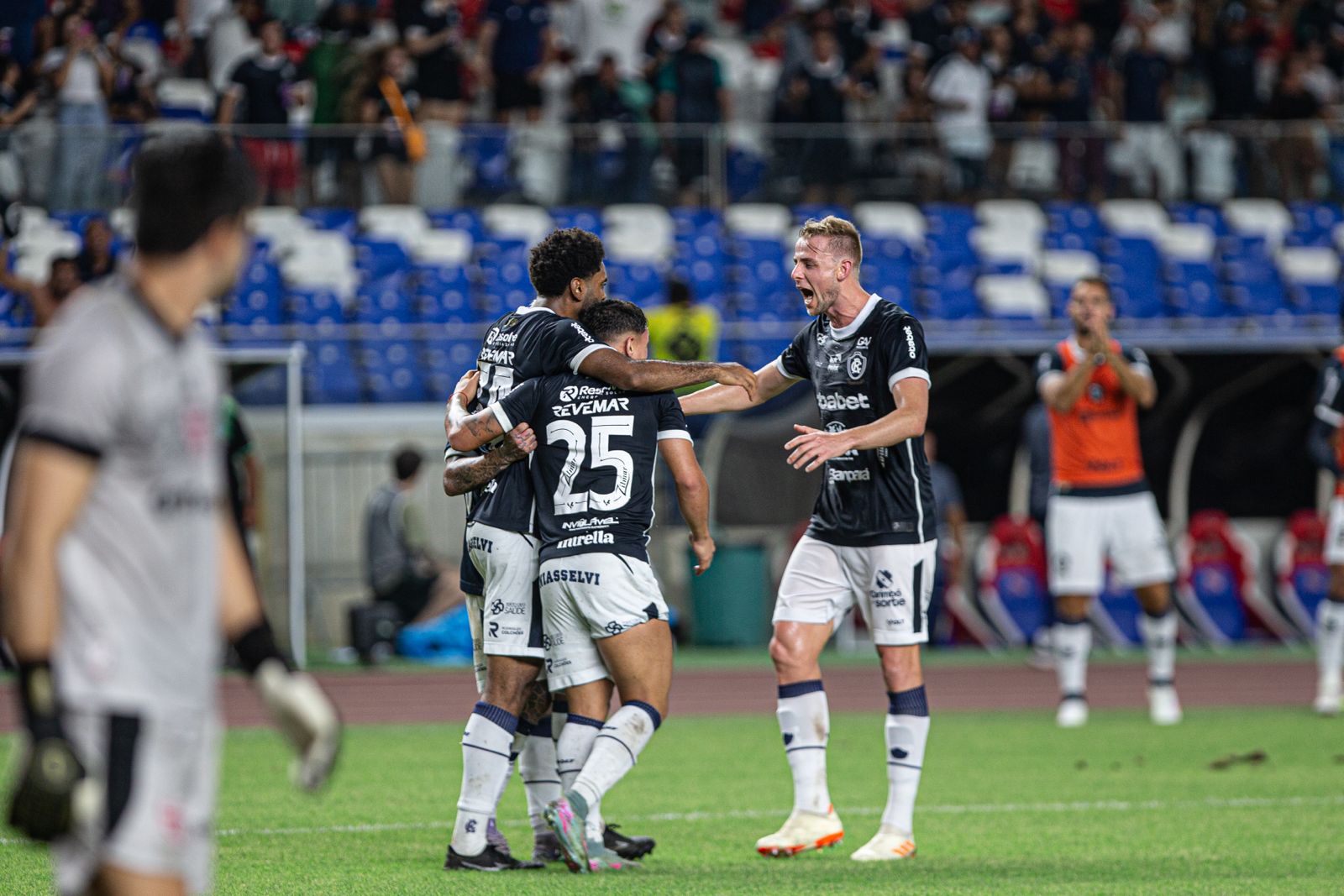 Jogadores do Remo comemoram um dos gols da vitória azuina