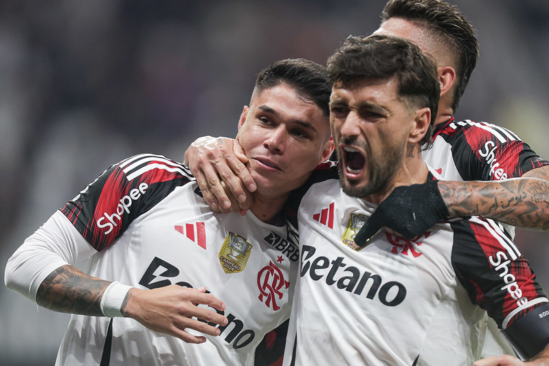 Imagem - Flamengo vence o Corinthians de virada e dispara na liderança do Brasileirão 2025
