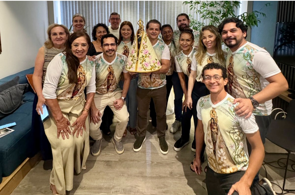 O endocrinologista Rubens Tofolo Jr com o staff da clínica, que deseja a todos um feliz Círio 