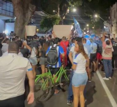 Imagem - Fiel protesta em frente a sede do Paysandu em meio crise na Série B