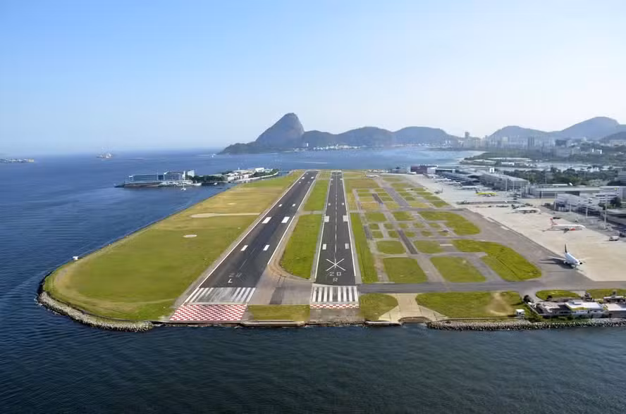 Imagem - Aeroporto Santos Dumont tem voos cancelados após vazamento de óleo na pista