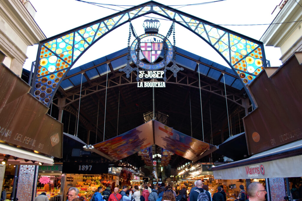Experiências no mercado La Boqueria oferecem a oportunidade de preparar a própria paella (Imagem: NelzTabcharani316 | Shutterstock)
