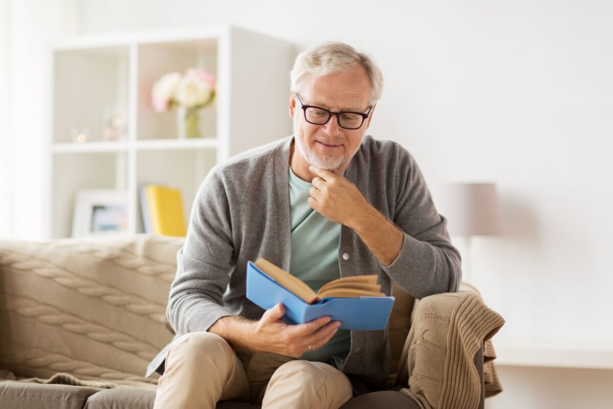 Pequenos hábitos no dia a dia podem ajudar a proteger o cérebro contra o Alzheimer, preservando as funções cognitivas e a qualidade de vida (Imagem: Ground Picture | Shutterstock) 
