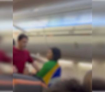 Imagem - Mulher é expulsa do avião após provocar confusão em voo