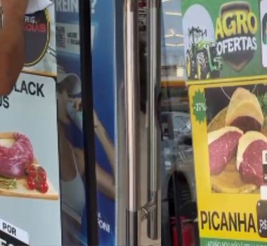 Imagem - Frigorífico em Goiás é multado em R$ 300 mil por cartaz polêmico e rebate com nova mensagem; assista