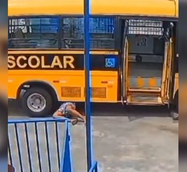 Imagem - Mecânico escapa por pouco de acidente grave durante reparo de ônibus