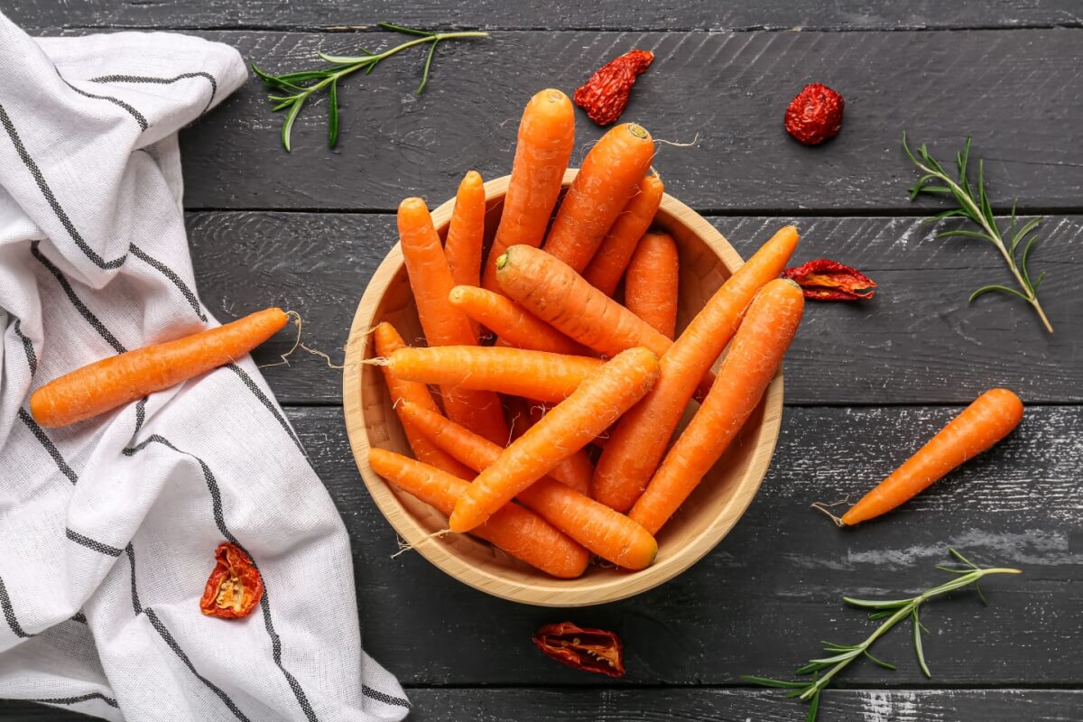 A cenoura é um superalimento versátil com diversos benefícios para a saúde (Imagem: Pixel-Shot | Shutterstock)