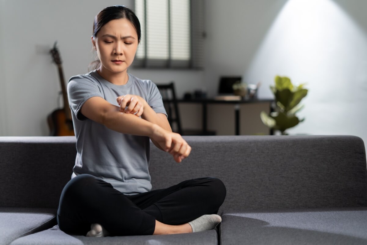 A urticária pode ser causada por diferentes fatores (Imagem: CHAjAMP | Shutterstock)