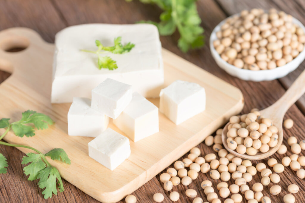 O tofu com sulfato de cálcio pode ser uma boa opção para ajudar na ingestão de cálcio (Imagem: inewsfoto | Shutterstock)