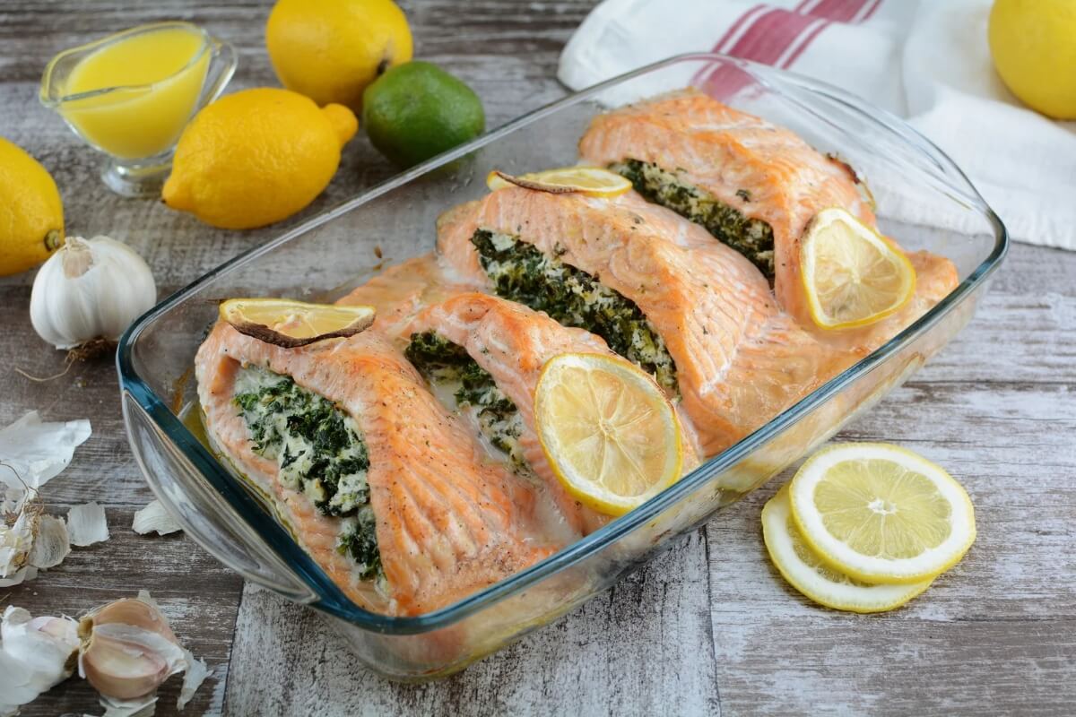 Salmão recheado com espinafre e ricota (Imagem: Azra H | Shutterstock)