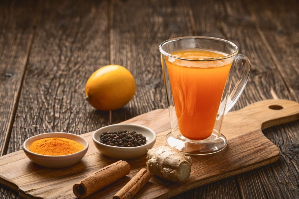Suco de manga com especiarias (Imagem: SerPhoto | Shutterstock)