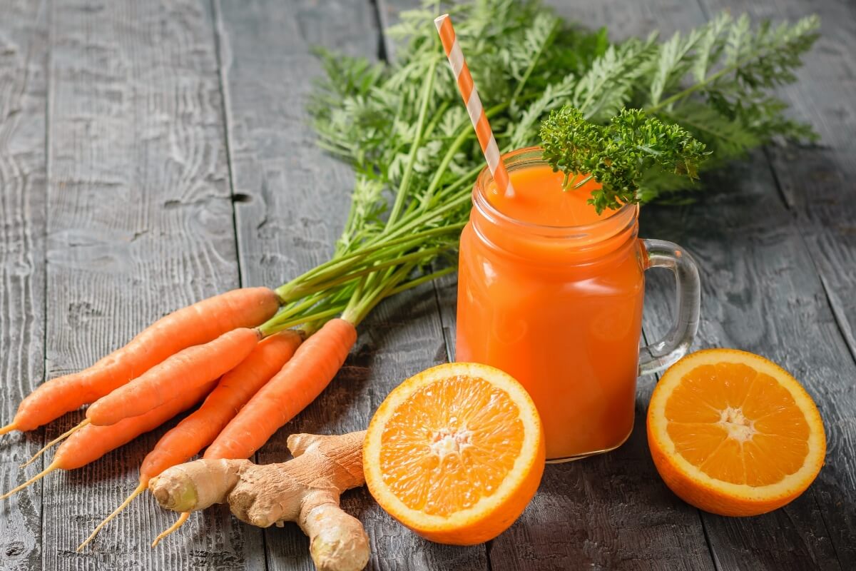 Suco termogênico de laranja com cenoura e gengibre (Imagem: VladimirVk | Shutterstock)