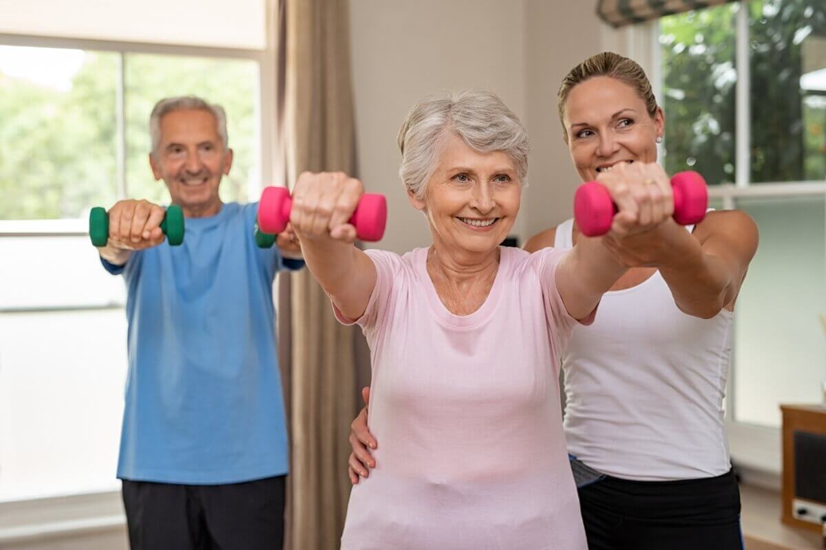 Treinos com pesos, elásticos ou o próprio peso corporal, sempre com orientação de um profissional, ajudam na prevenção à sarcopenia (Imagem: Ground Picture | Shutterstock)