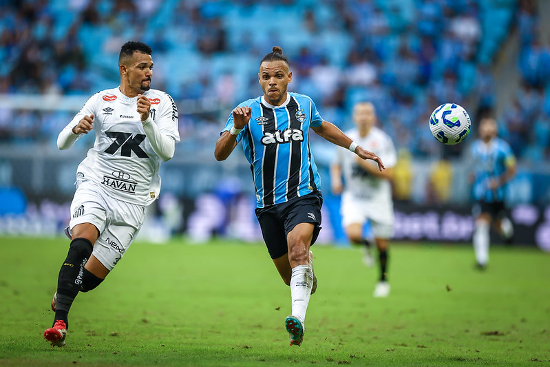 Equipes se enfrentam na Vila Belmiro, em Santos - 