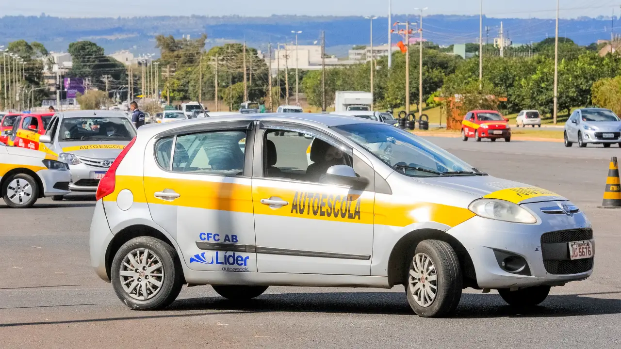Fim da obrigatoriedade da autoescola é discutida -