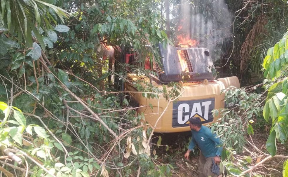 Pá escavadeira é destruída em operação do ICMBio na Terra do Meio, no Pará.