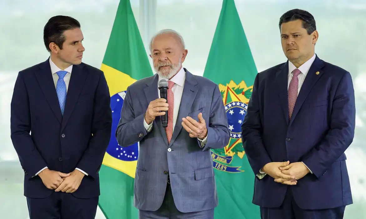 Imagem - Lula discute pautas do governo em encontro com Motta e Alcolumbre