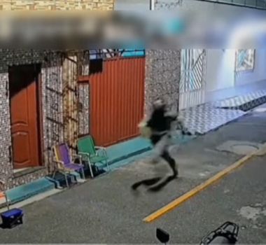 Imagem - Vídeo: Assaltante deixa comparsa para trás durante roubo, em Belém