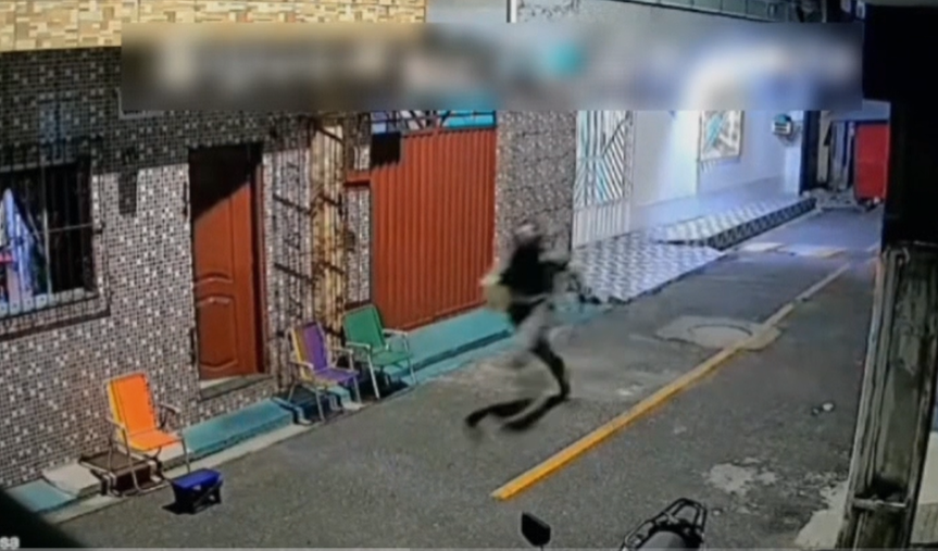 Assaltante fugiu a pé após comparsa em moto deixá-lo para trás; houve troca de tiros durante a ação