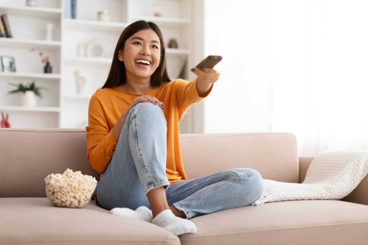 Os filmes ajudam a desenvolver o pensamento crítico do aluno (Imagem: Prostock-studio | Shutterstock)
