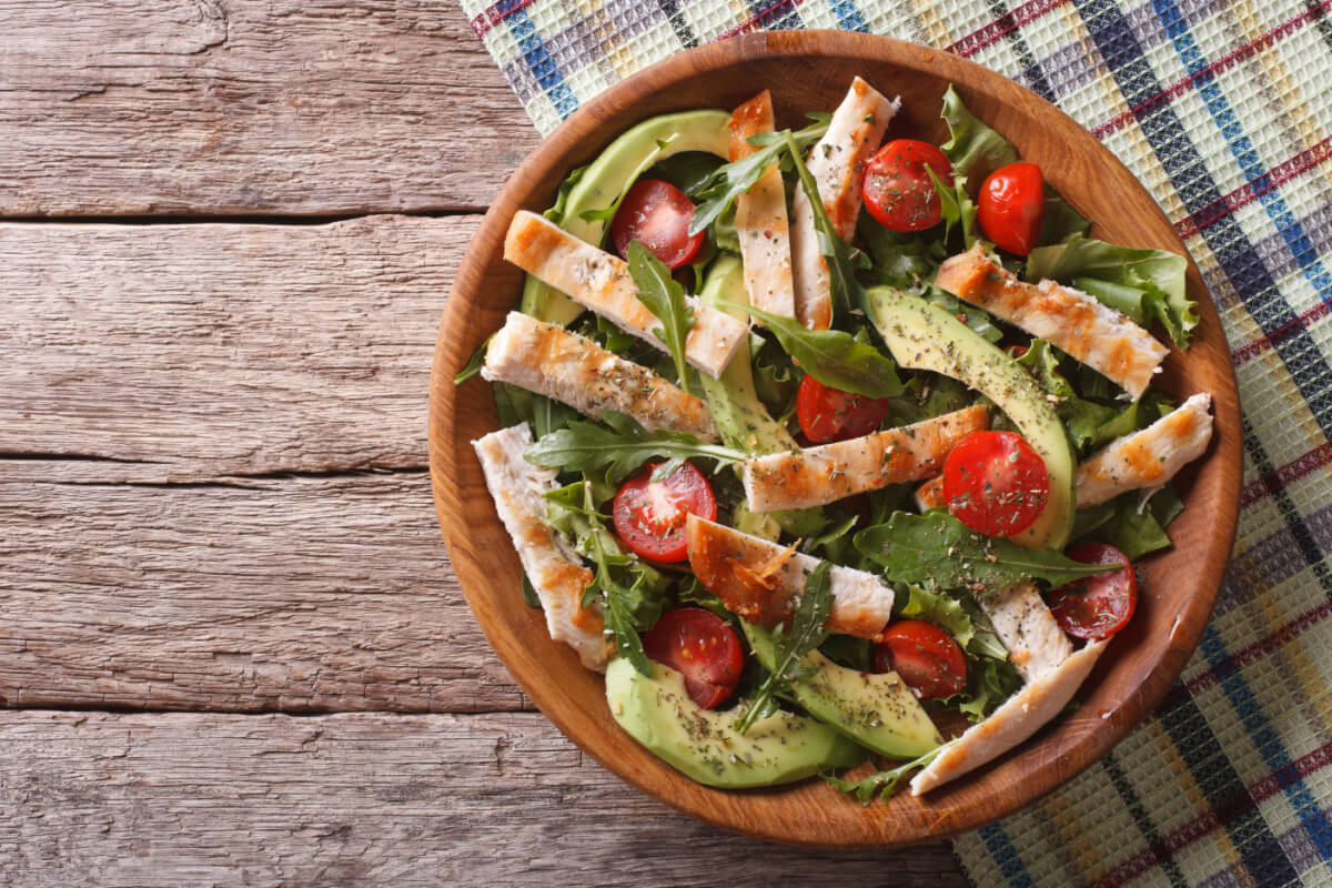 Salada de frango grelhado com abacate (Imagem: AS Foodstudio | ShutterStock)