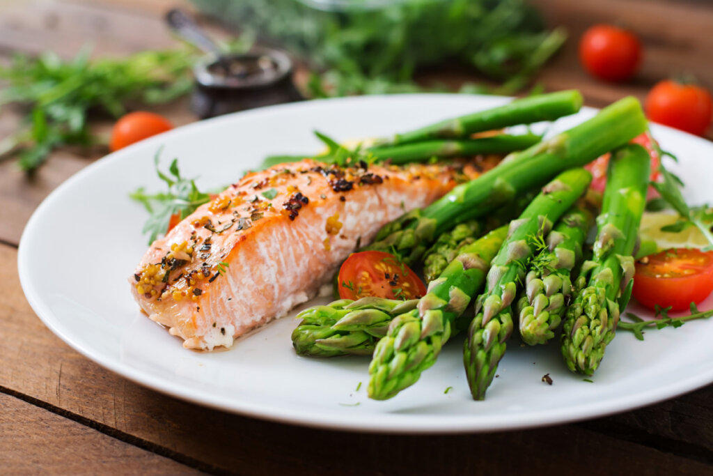 Salmão grelhado com aspargo (Imagem: Timolina | Shutterstock)