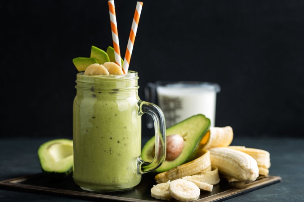 Vitamina de abacate com banana (Imagem: Sunny Forest | Shutterstock)
