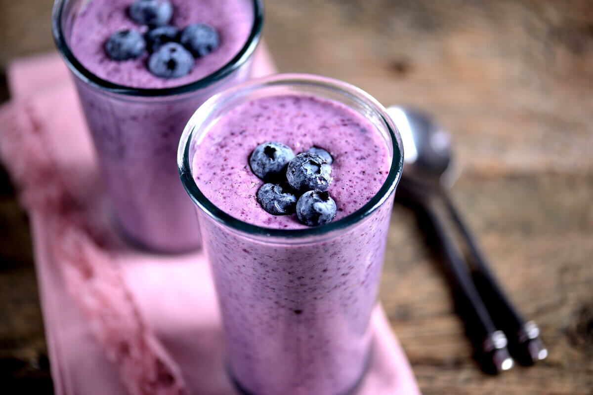 Vitamina de banana com mirtilo (Imagem: Chudo2307 | Shutterstock)