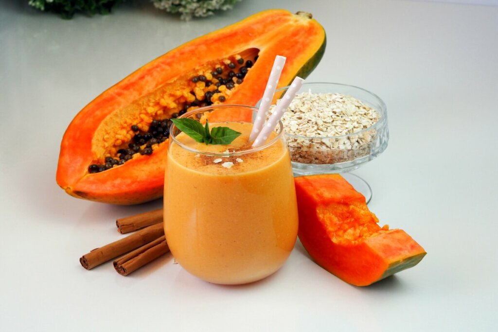 Vitamina de mamão com aveia e canela (Imagem: Nick Alias | Shutterstock)